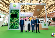 来自Archer Fresh的公司代表在展位前合影留念。