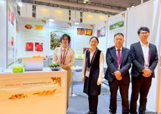 Representatives from Greensteam. Garlic, ginger and lemon are their main product. The company export several hundreds of containers per year. / Greensteam 的代表。大蒜、生姜和柠檬是他们的主要产品。该公司每年出口数百个集装箱。 