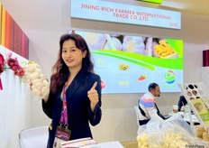 Representative of Jining Rich Farmer. The company exports a variety of raw garlic and processed garlic products. / 济宁沃农国际贸易有限公司的代表。该公司出口各种生大蒜和加工大蒜产品。 