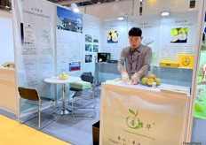 A sales representative from Yaohua Fruit is preparing products for visitors to taste. / 耀华果品销售代表正在准备产品以供参观者品尝。 