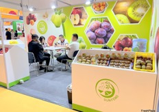 Sunfeng exports a wide range of products including kiwis, mangoes and apples. / Sunfeng 出口的产品种类繁多，包括猕猴桃、芒果和苹果。 