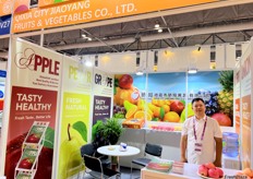 Representatives from Qixia City Jiaoyang Fruit and Vegetables. Apple, pear and grapes are their main export products. / 栖霞市骄阳果蔬公司代表。苹果、梨和葡萄是他们的主要出口产品。 