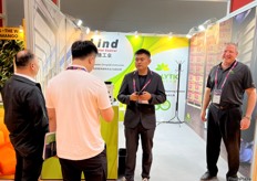 Lind, the distributor of Catalytic in China, is talking with visitors at his booth. / Catalytic 中国区经销商林德工业在展位上与参观者交谈。 