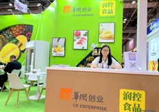 Mrs Andi Xiao of Runkong Food. This is the first time the company attends the Asia Fruit Logistica. Runkong Food imports a wide variety of tropical fruits from South East Asia. / 润控食品的 Mrs Andi Xiao。这是该公司首次参加亚洲国际果蔬展。润控食品从东南亚进口多种热带水果。 