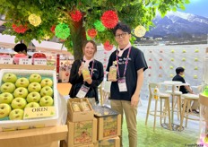 Mrs Machinohe (left) and Mr Tandai (right) of Aomori Premium from Japan. The company grows and exports fresh apple and juices. With beautiful stand design and product display, their stand received many visitors. / 来自日本的 Aomori Premium 的 Machinohe 女士（左）和 Tandai 先生（右）。该公司种植并出口新鲜苹果和果汁。凭借精美的展位设计和产品展示，他们的展位吸引了众多参观者。 