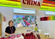 Mrs Ivan Tang of Shanghai Byfresh. The company exports a wide varieties of products including grapes, stonefruits and pomegranate. / 上海本圆国际贸易有限公司的 Ivan Tang 女士。该公司出口多种产品，包括葡萄、核果和石榴。 