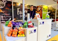 Sales representative from Yongfeng Packaging. The company produces a wide range of net bags, from 2kg for fruit to 25kg for onions. / 永丰包装销售代表。该公司生产各种规格的网袋，适用于从 2 公斤水果到 25 公斤重量不等的洋葱。 