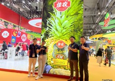 SW team from the Philippines. The company sells a large volume of pineapples through its partner Good Farmers in China. / 来自菲律宾的SW团队。该公司通过其在中国的合作伙伴佳农销售大量凤梨。 