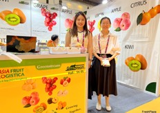 Representatives from Greensteam. Garlic, ginger and lemon are their main product. The company export several hundreds of containers per year. / Greensteam 的代表。大蒜、生姜和柠檬是他们的主要产品。该公司每年出口数百个集装箱。 