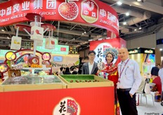 The stand of the Zungly Agricultural Group. The company is promoting its Huadan Lechyee at the show. A representative dressed as Huadan, a character from the Beijing Opera has attracted many visitors' attention./ 中励农业集团展台。该公司在展会上推广其花旦荔枝。身着京剧花旦的代表吸引了众多参观者的目光。