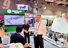 Mr Hong of Dekfeller. The company develops and manufactures grading machines in Zhejiang province. This is the company's first time at Asia Fruit Logistica. / 德菲洛的洪先生。该公司在浙江省开发和制造分级机。这是该公司首次参加亚洲国际果蔬展。 