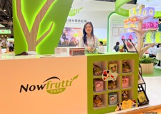 The representatives of Nowfrutti with their beautifully designed product packaging on display at the stand. / 农富果品的代表带着设计精美的产品包装在展位上展示。 