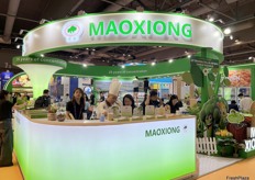 Maoxiong stand. The company is serving freshly cooked vegetables at their stand for visitors to taste. / 茂雄展位。该公司在摊位上提供新鲜烹制的蔬菜供访客品尝。 