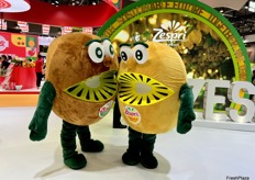 Two large kiwi puppets at  the Zespri stand attracted a lot of visitors. / 佳沛展位上的两个大型奇异果木偶吸引了很多参观者。 