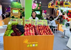 Rich Shine brings a wide variety of fruit to display on its stand. / 远亮果蔬的展位上展示了各种各样的水果。 