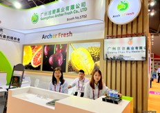 The Archer Fresh team. Based in Guangzhou, the company imports a wide variety of fruit from around the world. / 广州巨匠果业有限公司团队。该公司总部位于广州，从世界各地进口各种水果。 