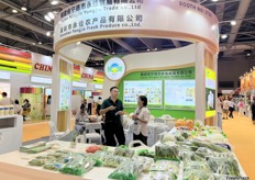 Fujian Ningde Yongjia Trade has a variety of fresh mushrooms and fruit and vegetables on display at the stand. The company sells domestically and exports to over twenty countries and regions. / 福建宁德永佳贸易有限公司展位上展出了多种新鲜蘑菇和果蔬。公司内销并出口二十多个国家和地区。 