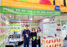 The team of Dongguan Gao Zhiyuan Plastic Products with their product display. The company produces biodegradable packaging materials for fresh produce. / 东莞市高志远塑胶制品有限公司团队及其产品展示。该公司生产用于新鲜农产品的可生物降解包装材料。