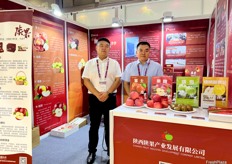 Shanxi Fruit Industry Development Company displays many apple varieties on its stand, including Fushi, Qincui and Ruixue./ 陕西陕果产业发展有限公司的展位上展示了富士、秦脆、瑞雪等多个苹果品种。