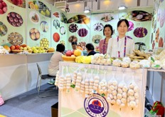 With an attractive product display, Jining New Silk Road attracted many visitors to its stand. / 济宁新丝路凭借精美的产品展示，吸引了众多参观者驻足展位。 