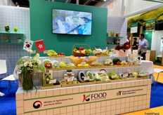 Product display at the Korea Agro-Fisheries & Food Trade Corporation stand. / 韩国农水产食品贸易公司展位上的产品展示。 