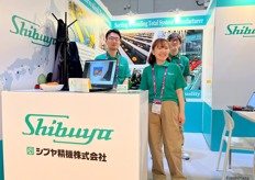 Yayoi (middle) and the team of Shibuya, a Japanese sorting machine developer and manufacturer. / Yayoi（中）与日本分拣机开发商和制造商Shibuya 团队。 