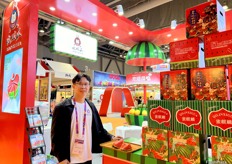 Mr Wong Chun Mun at Beijing PangNongXiong. Watermelon is the company's main product. / 北京 PangNongXiong 的 Wong Chun Mun 先生。西瓜是公司的主要产品。 