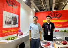 Mr Boyuan Li (right) with his colleague from Changzhou ZaoXiangCun. Date is the company's main product. Besides fresh date, the company also has a wide variety of processed date products. / Boyuan Li 先生（右）与沧州枣香村果食品有限公司的同事。枣是公司的主要产品。除鲜枣外，公司还拥有多种枣加工产品。 