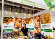 Walnut is the main product of Shijiazhuang WanJing Dried Fruit. The company exports raw walnut and a wide variety of processed walnut products. / 核桃是石家庄市丸京干果有限公司的主要产品。该公司出口原核桃和各种加工核桃产品。 