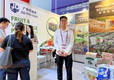 Representative of JSD Polymer, a packaging manufacturer from Guangdong province with their packacking products at the stand. / 来自广东省的包装制造商广东佳晟德的代表在展台上展示了​​他们的包装产品。 