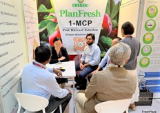 Cathy (second left) at Chesen Biochem is talking with her clients at the stand. 1-MCP is the company's main product. / 合肥采森生物科技有限公司的 Cathy（左二）正在展位上与她的客户交谈。 1-MCP是公司的主要产品。 