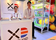 Representatives of Westland, a Shenzhen-based LED manufacturer. The company's products are mainly used in greenhouses, indoor farming, vertical farms and plant factories. / 深圳 LED 制造商 Westland 的代表。公司产品主要应用于温室、室内养殖、垂直农场和植物工厂。 