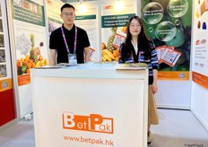 Representatives of Betpak, a manufacturer of vegetable and fruit presevation products. / 蔬菜和水果保鲜产品制造商 Betpak 的代表。