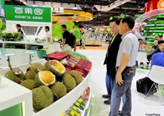 Visitors at the Pagoda stand. / 百果园展位前的访客