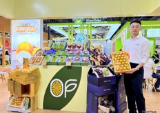 A representatives from One Fruit holding their beautifully packaged tangerine. / One Fruit 公司的代表拿着包装精美的蜜柑。 