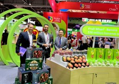 A representative of Lvye Fruit (right) and his clients (first left and second left) from Marroco. / 来自摩洛哥 Lvye Fruit 的代表（右）和他的客户（左一和左二）。 