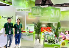 Elean Huang (right) and her colleague from Supafresh. The company imports a variety of fruits from all over the world. Pearuan avocados and New Zealand lemons are currently one of their main seasonal products. / 嘉果公司展位，Elean Huang（右）和她的同事。该公司从世界各地进口各种水果。智利牛油果和新西兰柠檬目前是他们的主要季节性产品之一。 