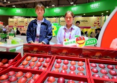 Products display at the Lvye Fruits stand. / 绿叶水果展台上展示的产品