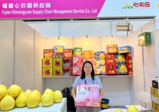 Fujian Xinnongyuan Supply Chain exports a wide variety of pomelos, including red pomelo and honey pomelo. The company brings a wide range of packaging samples to display on the stand. / 福建心农园供应链出口柚子品种繁多，包括红柚和蜜柚。该公司带来了多种包装样品在展台上展示。 