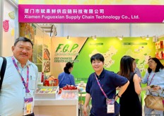 Ms Linying Hong from Xiamen Fuguoxian Supply Chain (third left) with her client (first left) at the stand. / 厦门赋果鲜供应链的 Linying Hong 女士（左三）与她的客户（左一）在展台前。 