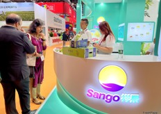 Visitors are tasting grapes at the Sango stand. / 参观者在祥果展位品尝葡萄。