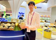 Mr Felix Yu from Hunan Guohui Agriculture Technology demonstrating reticulated melon. / 湖南果惠农业科技有限公司的 Felix Yu 先生展示网纹瓜。 