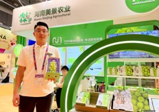 Mr Zi Qiang Zhang from Henan Meijing Agricultural. Shine Muscat is the the company's only product. The company has 5000 mu planting base in Henan province. / 河南美景农业的 Zi Qiang Zhang 先生。 阳光玫瑰是该公司的唯一产品。公司在河南省拥有5000亩种植基地。 