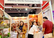 Amber from Qihe Biotech. The company exports a variety of substrate to around the world. / 齐禾生物的展位。该公司向世界各地出口各种基材。 