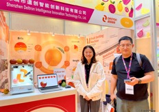 Echo from Shenzhen Deltron Intelligence Innovation (left) with a visitor (right) at the stand. The company introduces a its new 3D sorting machine at the exhibition. / 深圳道创智能创新科技有限公司的Echo（左）与展位上的参观者（右）。该公司在展会上推出了新型 3D 分拣机。 