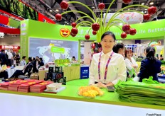 Representative at Xianfeng Fruit stand./ 鲜丰水果的代表在该公司展位前