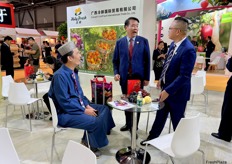 Mr Liao of HolyFresh (right) talking to his customers from Malaysia (left). HolyFresh grows and exports a wide variety of fruits. Mandarins and grapes are one of their main products. / HolyFresh 的廖先生（右）与来自马来西亚的顾客（左）交谈。 广东冷鲜国际贸易有限公司种植并出口多种水果。橘子和葡萄是他们的主要产品之一。 