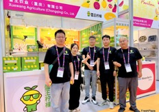 Mr Ma Jie (first right) with his team. This is the company's first time at the show. Xuewang Agriculture specialises in the production and export of lemons. The company has its own factories in two major lemon producing areas in Sichuan An'yuan and Chongqing Tongnan./ Ma Jie 先生（右一）与他的团队。这是该公司首次参加展会。雪王农业专业从事柠檬的生产和出口。公司在四川安源和重庆潼南两大柠檬产区拥有自己的工厂。 