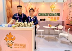 Tingting (right) and her colleague. Giner is Jinzhi Foods' main product./ Tingting（右）和她的同事。生姜是金芝食品的主要产品。 