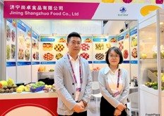 Mr Tian Jie (left) and Mrs An Wang (right) of Jining Shangzhuo Food. The company exports a wide variety of fruits and vegetables, main products in cluding ginger, garlic, kiwi and lemon. / 济宁尚卓食品的 Tian Jie 先生（左）和 An Wang 女士（右）。该公司出口的水果和蔬菜种类繁多，主要产品包括生姜、大蒜、猕猴桃和柠檬。 